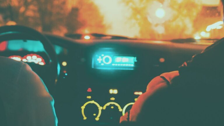 Johdatko-etupenkilta-vai-takaluukusta-kasin